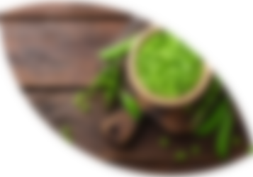 Erbsen und Erbsenschoten auf einem Holztisch