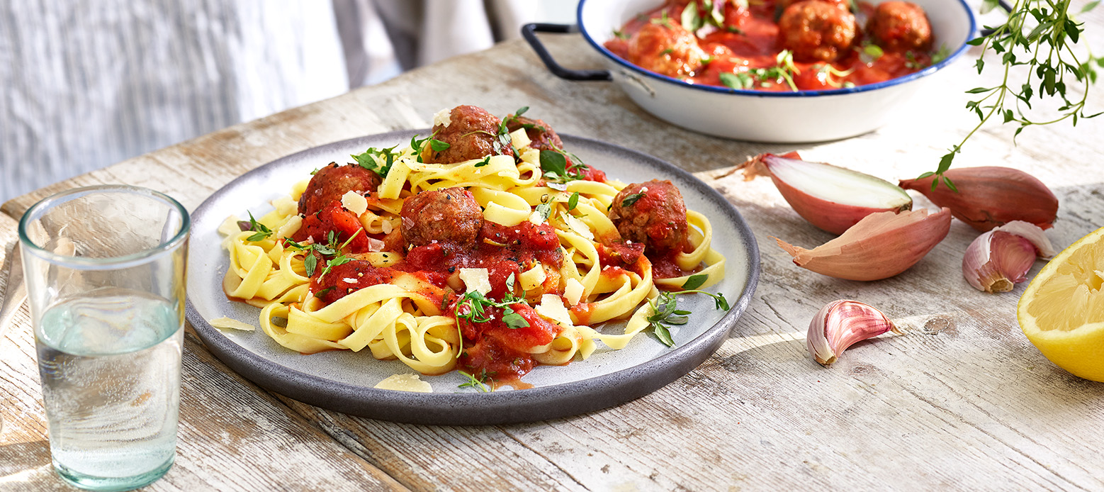 Gluteenitonta pastaa ja italialaisia lihapullia tomaattikastikkeessa -  Reseptit | Semper Gluteeniton