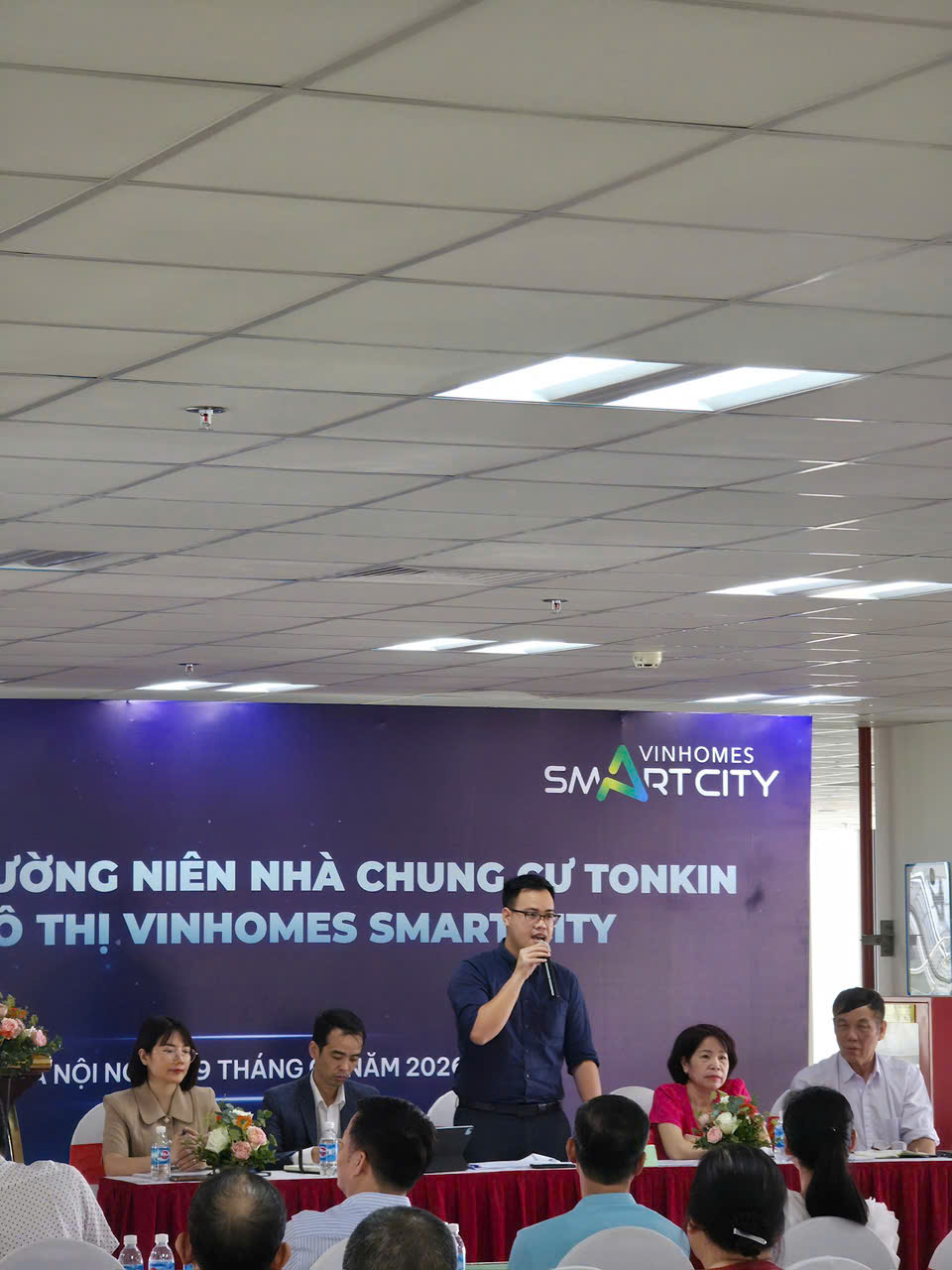 Ông Nguyễn Đặng Nhật Minh đại diện Ban quản trị trả lời Cư dân các nội dung liên quan tới kinh phí bảo trì