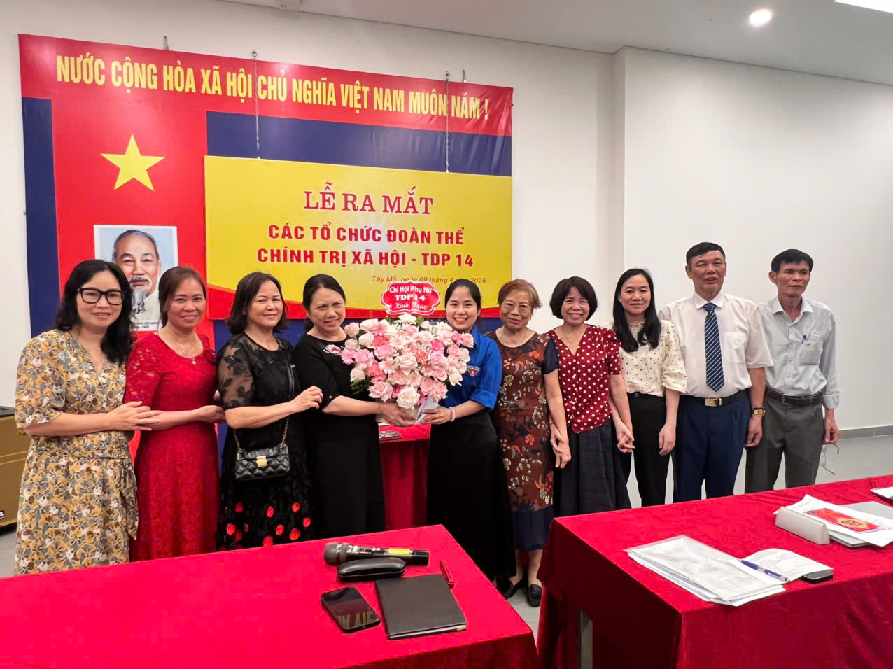 Đại diện các đoàn thể trong TDP tặng hoa tại buổi lễ