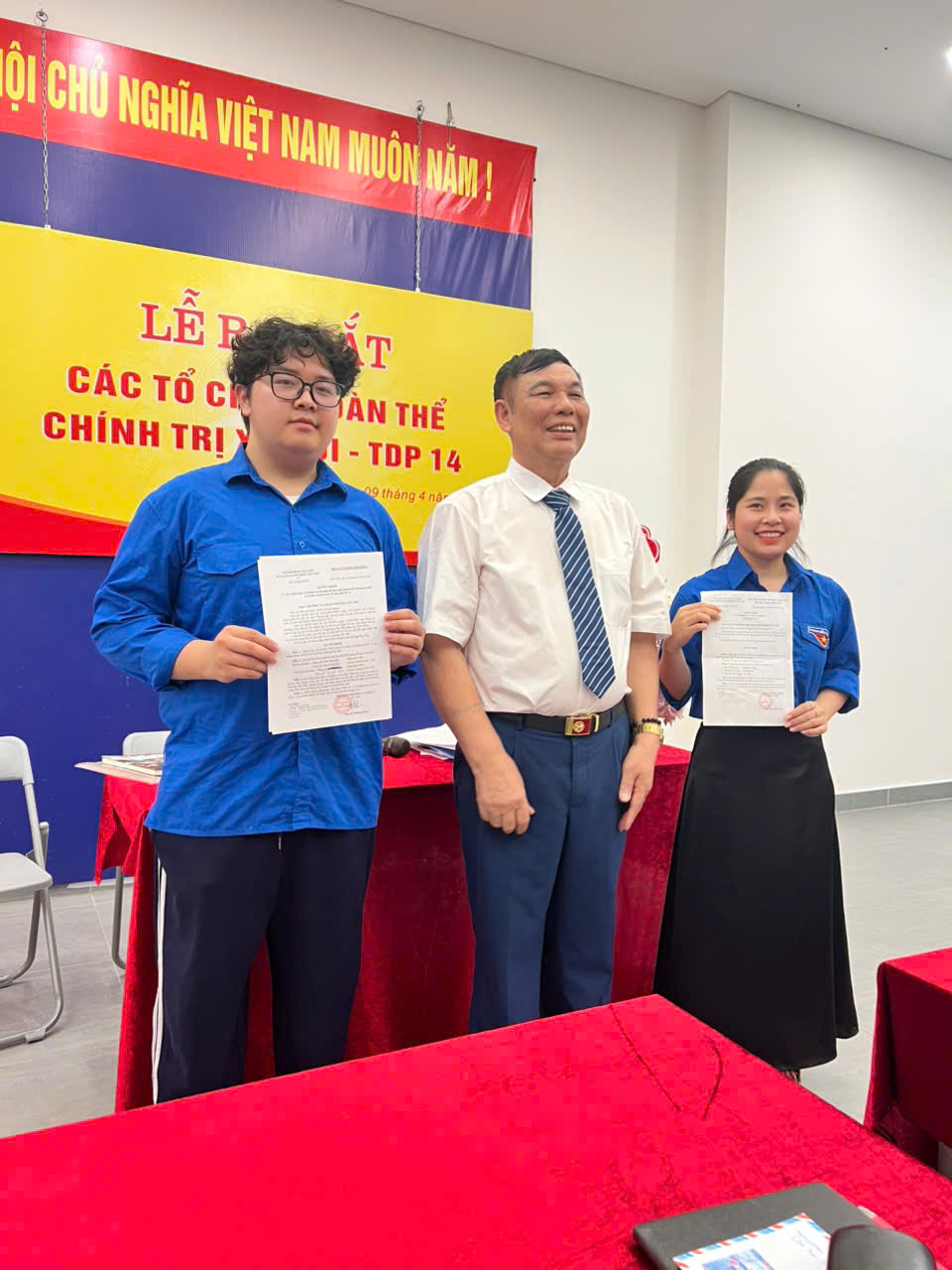 Đ/c Nguyễn Đình Đại - Trưởng ban CTMT trao quyết định cho các Chi hội