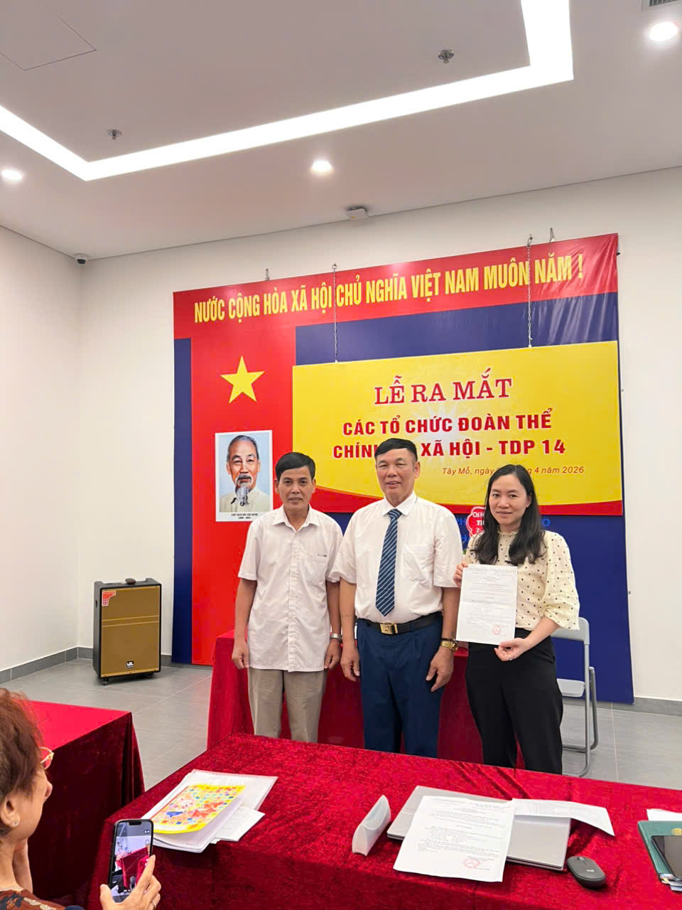 Đ/c Nguyễn Đình Đại - Trưởng ban CTMT trao quyết định cho các Chi hội