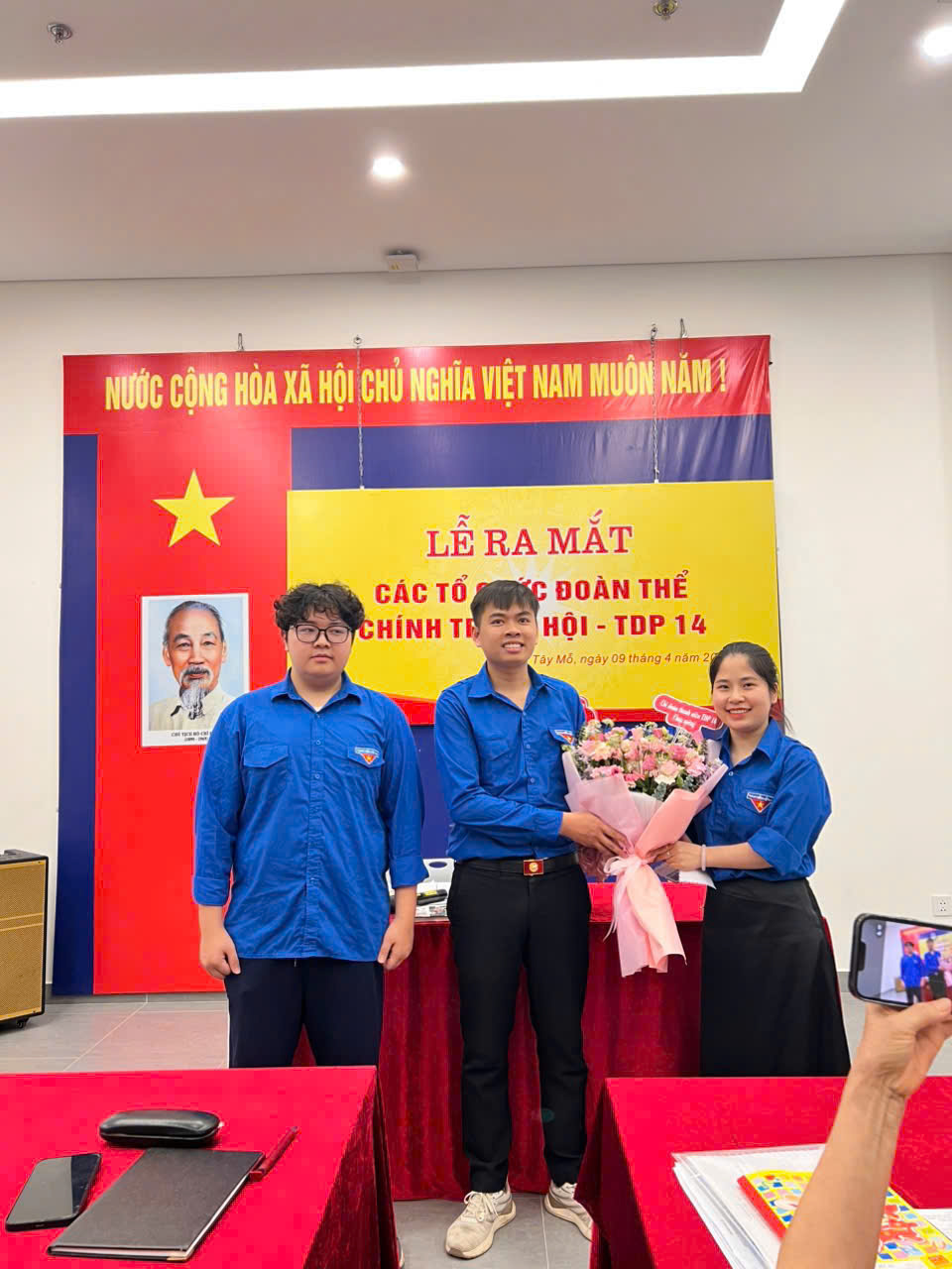 Chi đoàn TDP 16 tặng hoa tại buổi lễ