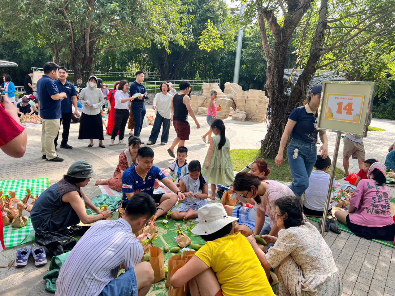 Cư dân trong tổ dân phố cùng nhau gói xoài