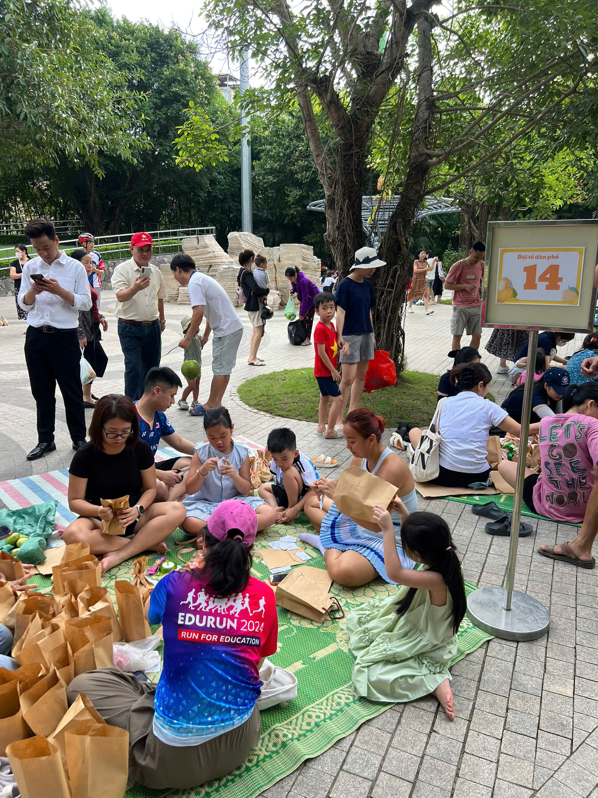 Các cư dân cùng nhau gói xoài để tặng trong ngày hội