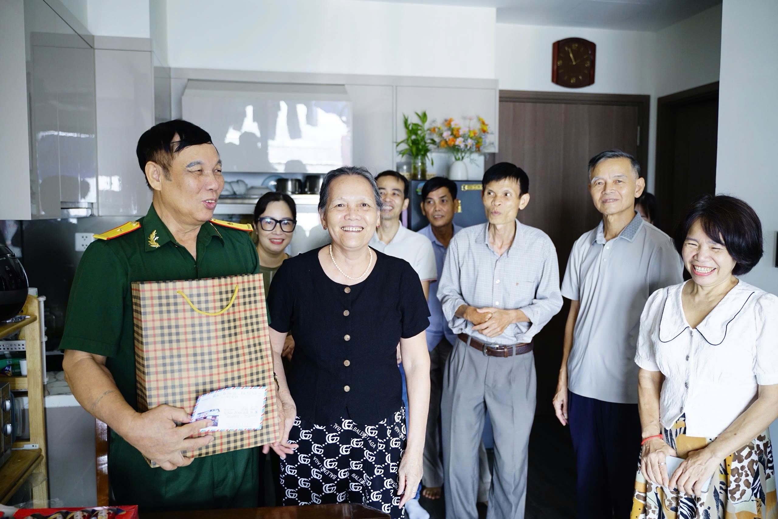 Chụp lưu niệm cùng các thương binh, bệnh binh.