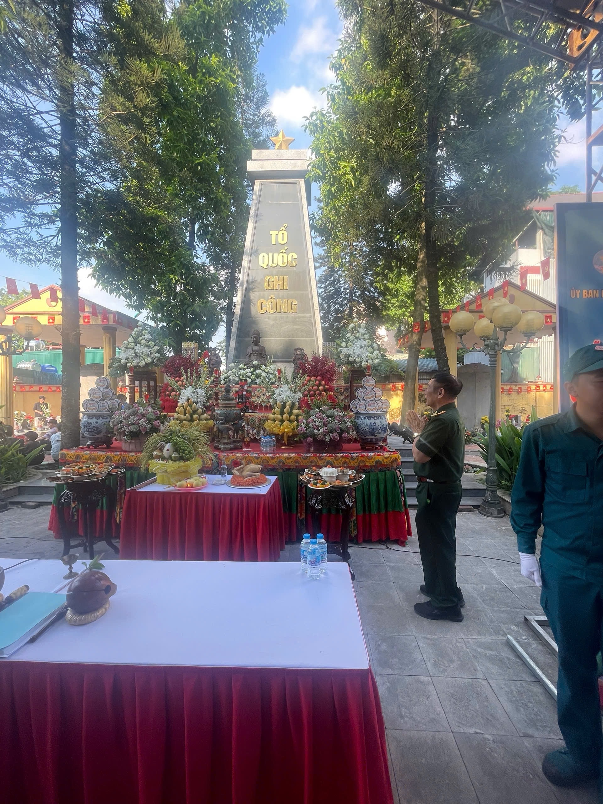 Đặt hương, hoa tại Đài tưởng niệm liệt sĩ do Đảng ủy - HĐND - UBND - Ủy ban MTTQ Việt Nam phường Tây Mỗ đã trân trọng tổ chức