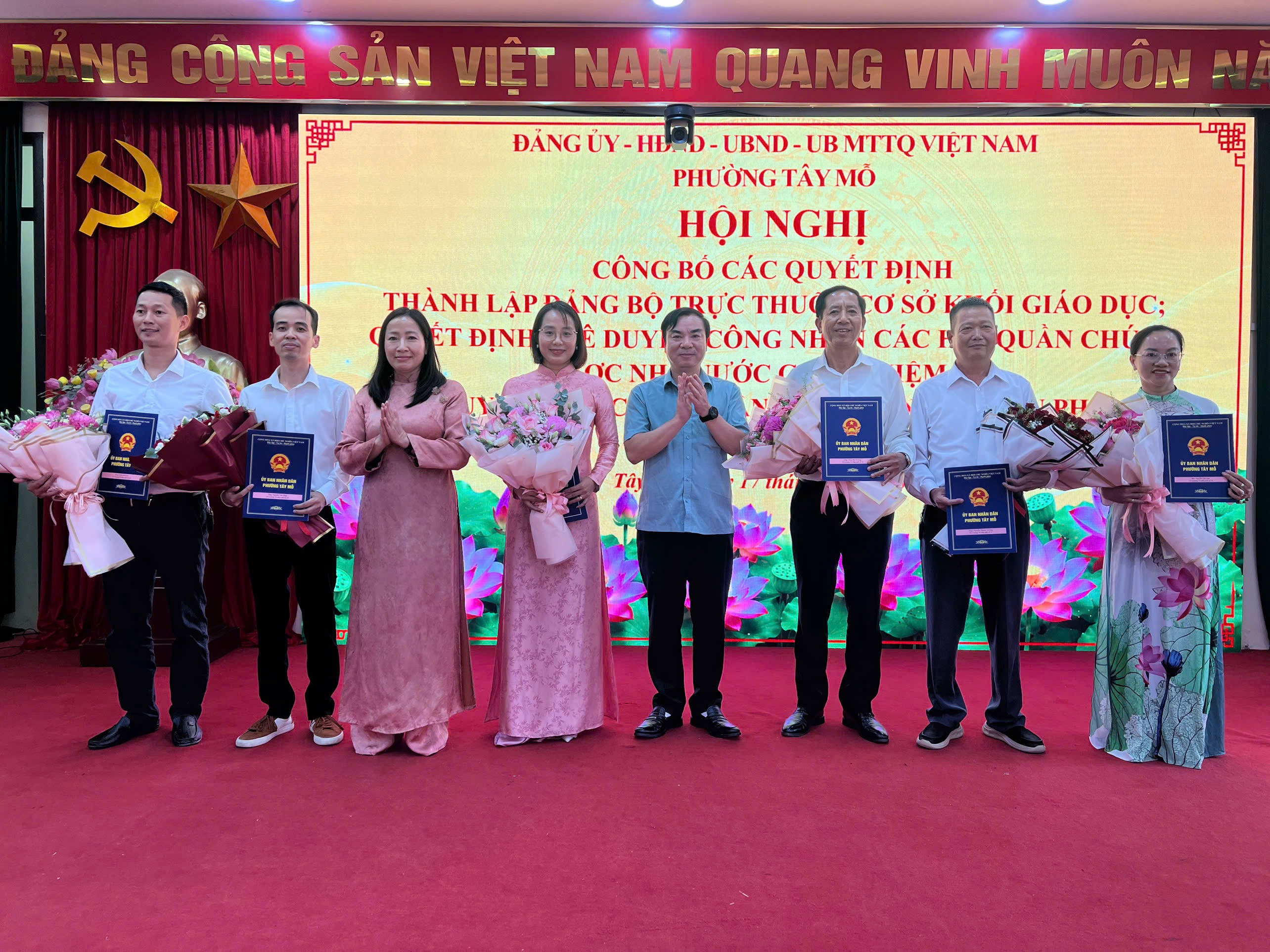 Hội nghị trao quyết định công nhận Tổ trưởng Tổ dân phố