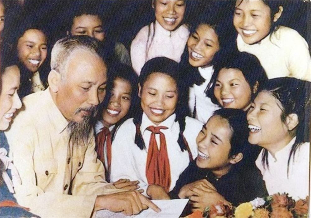Chủ tịch Hồ Chí Minh với thiếu nhi Việt Nam. Ảnh tư liệu - Bảo tàng Hồ Chí Minh.