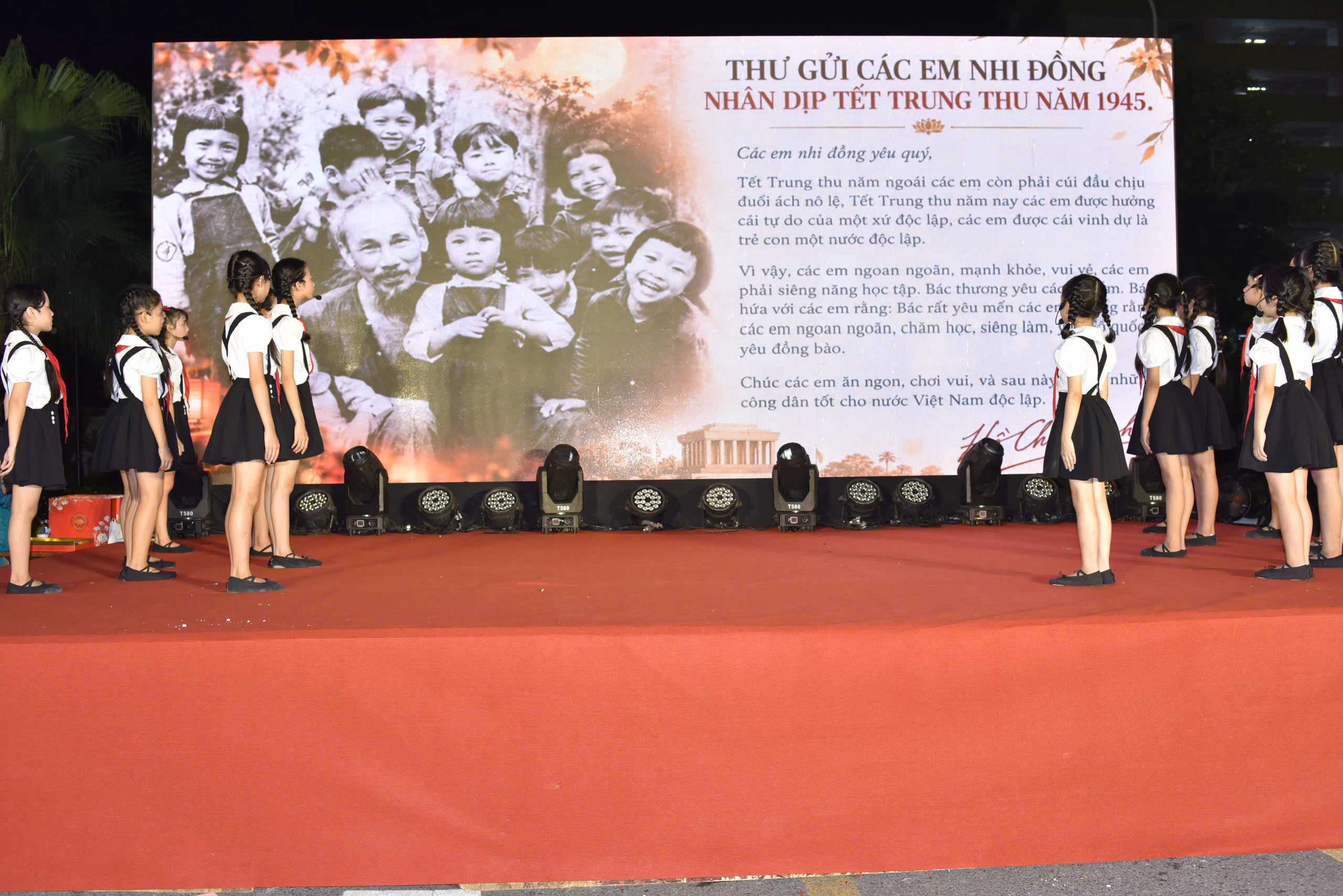 Phần lễ được mở đầu trang trọng với hoạt cảnh trung thu đầu tiên năm 1945 sau ngày độc lập