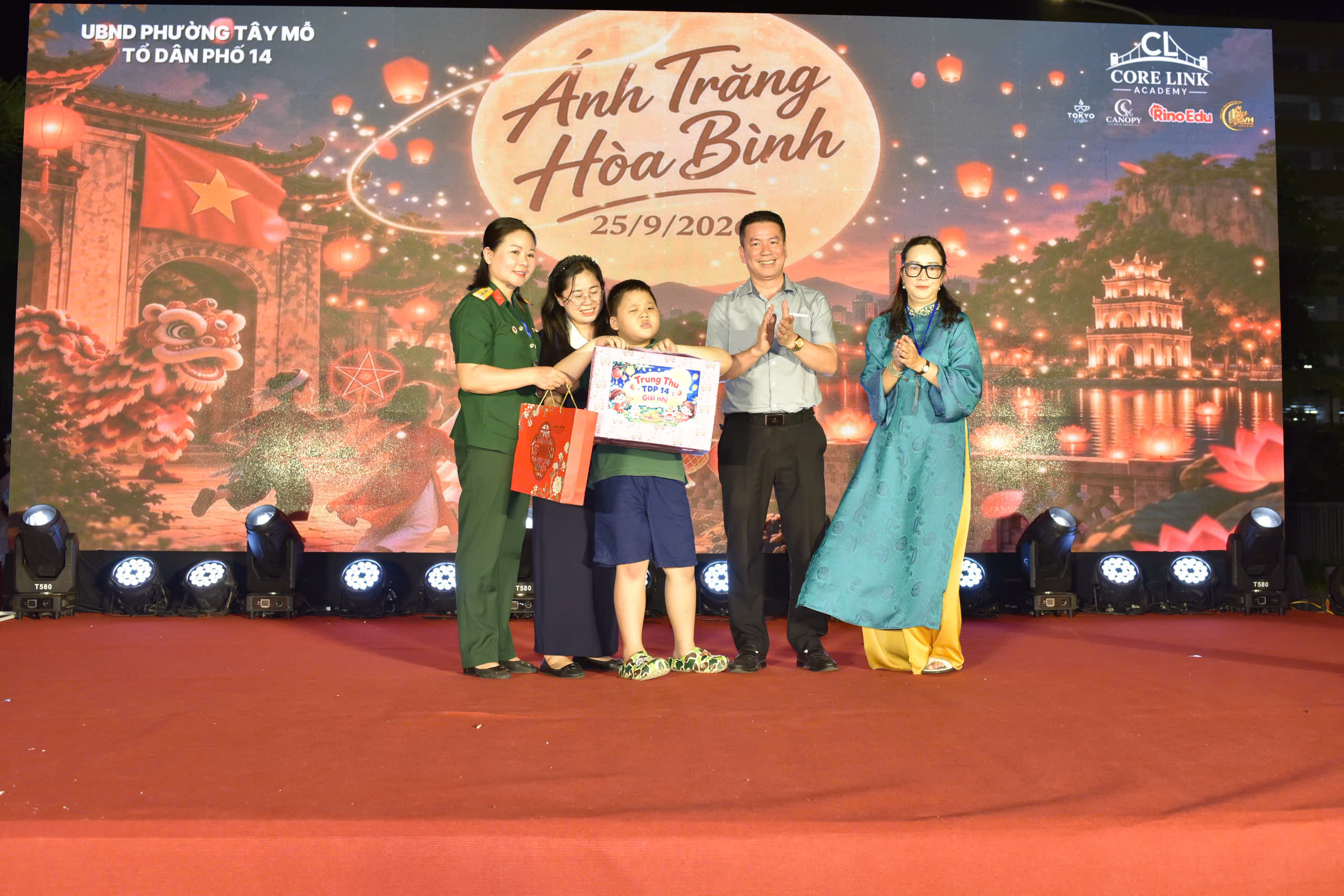 Ông Nguyễn Ngọc Anh - Chủ tịch Mặt trận Tổ Quốc Việt Nam Phường trao quà cho cháu có hoàn cảnh đặc biệt