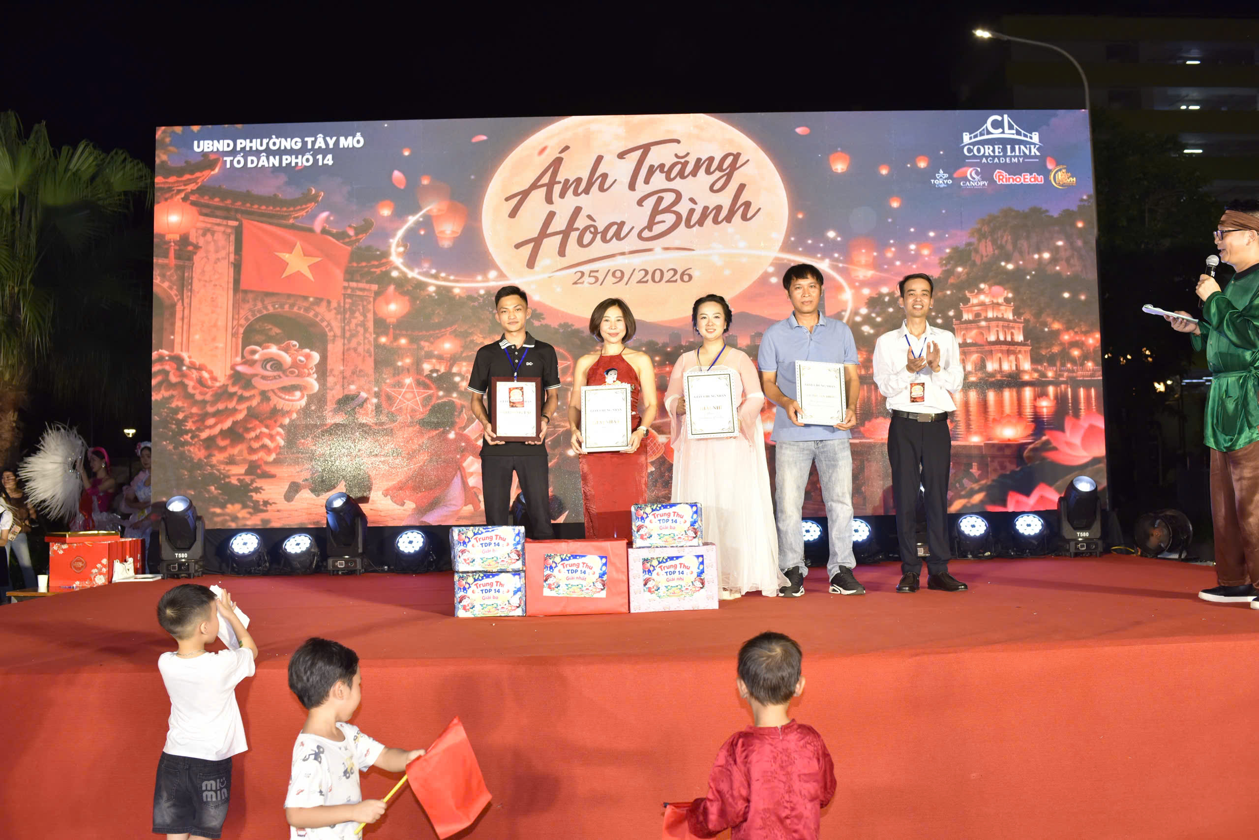 Ông Nguyễn Văn Hiệp - Tổ trưởng Tổ dân phố trao giải cho các Toà
