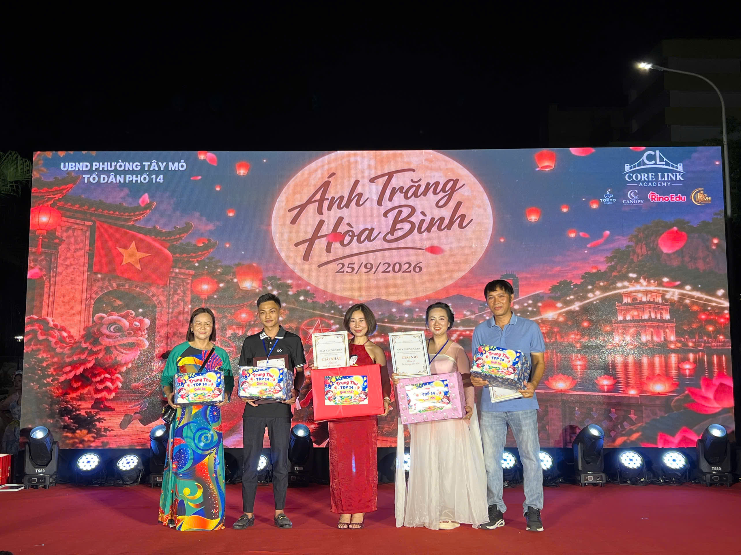 Đại diện 5 toà nhận giải tại đêm hội