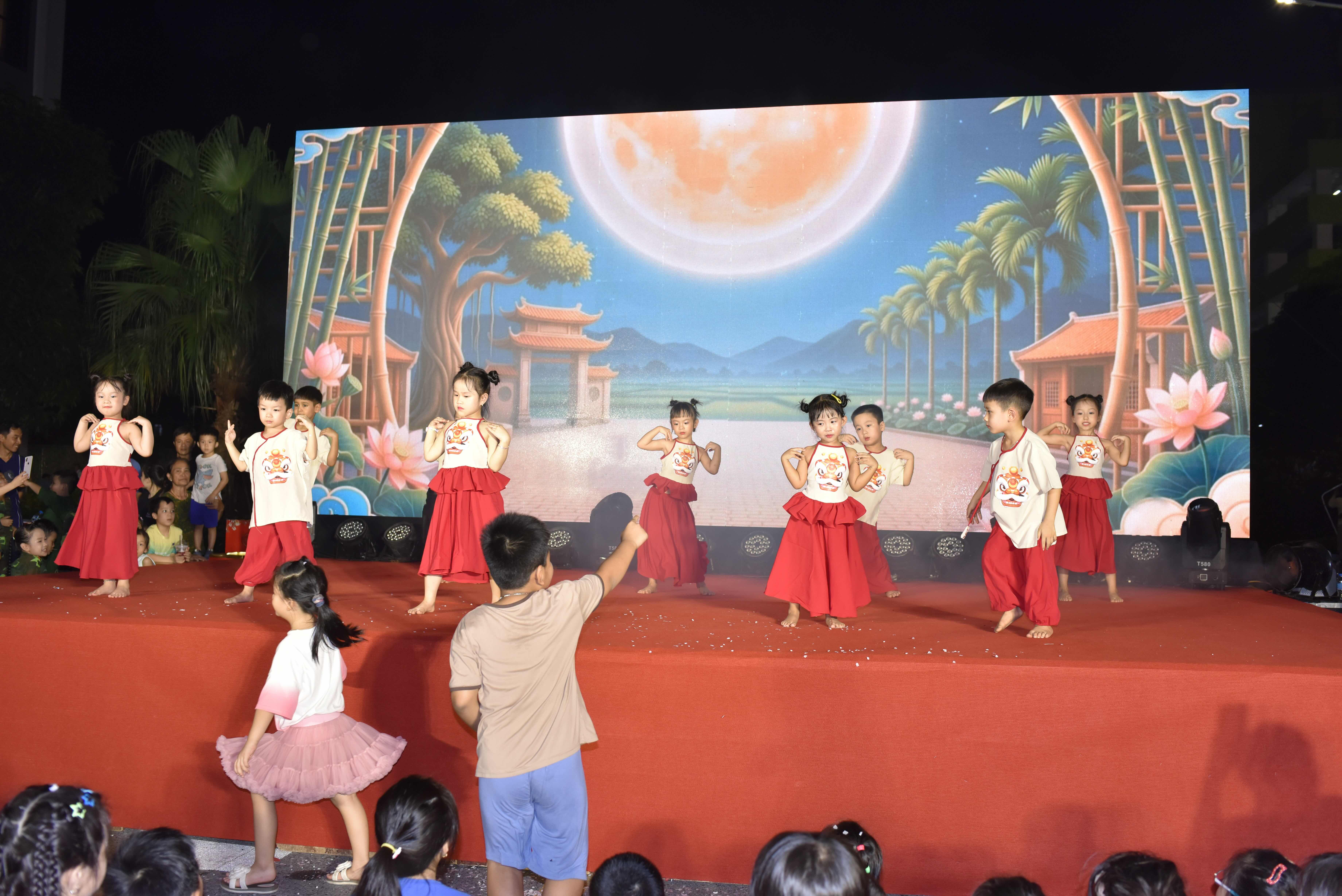 Tiết mục của các bạn nhỏ Tổ dân phố