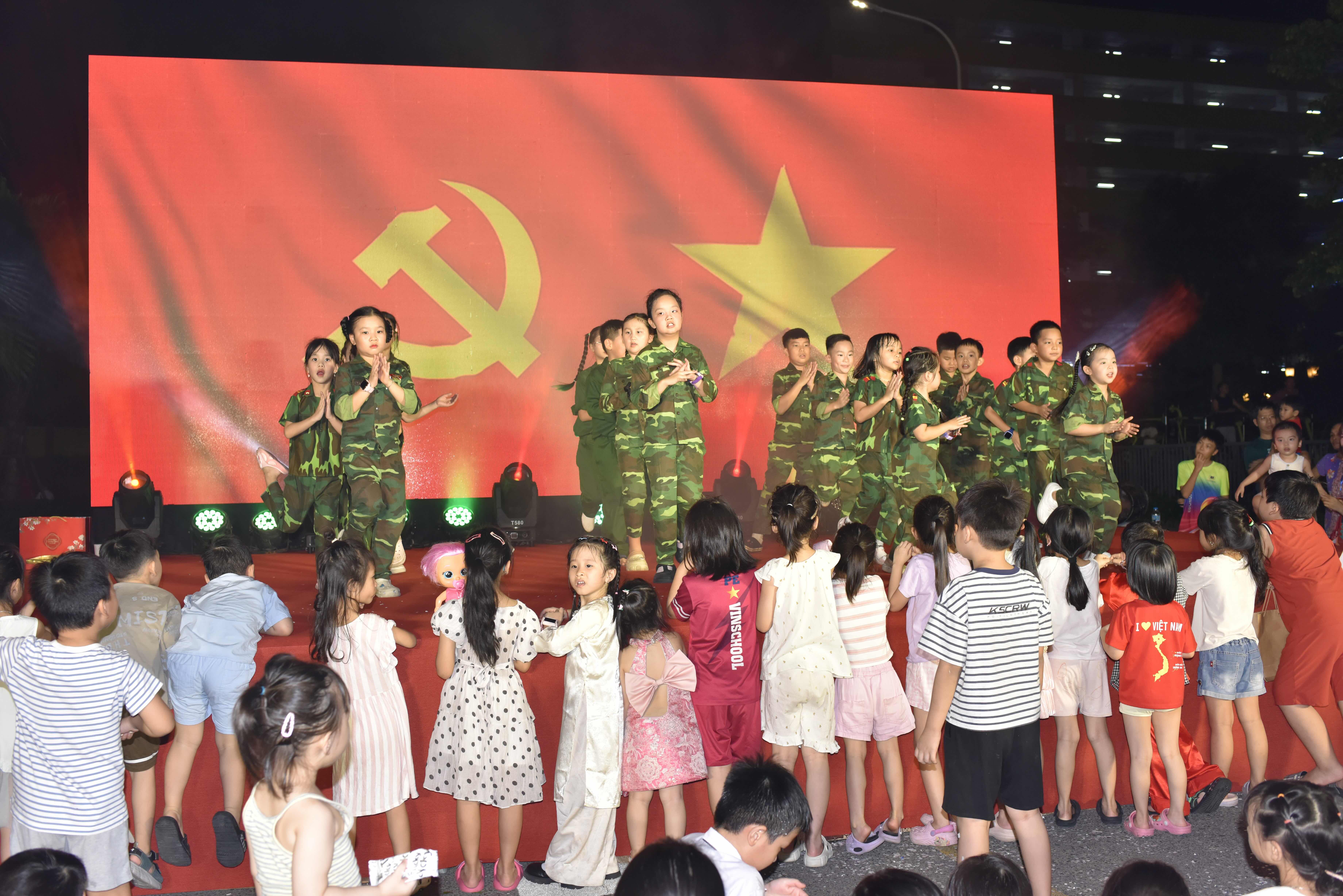 Tiết mục của các bạn nhỏ Tổ dân phố