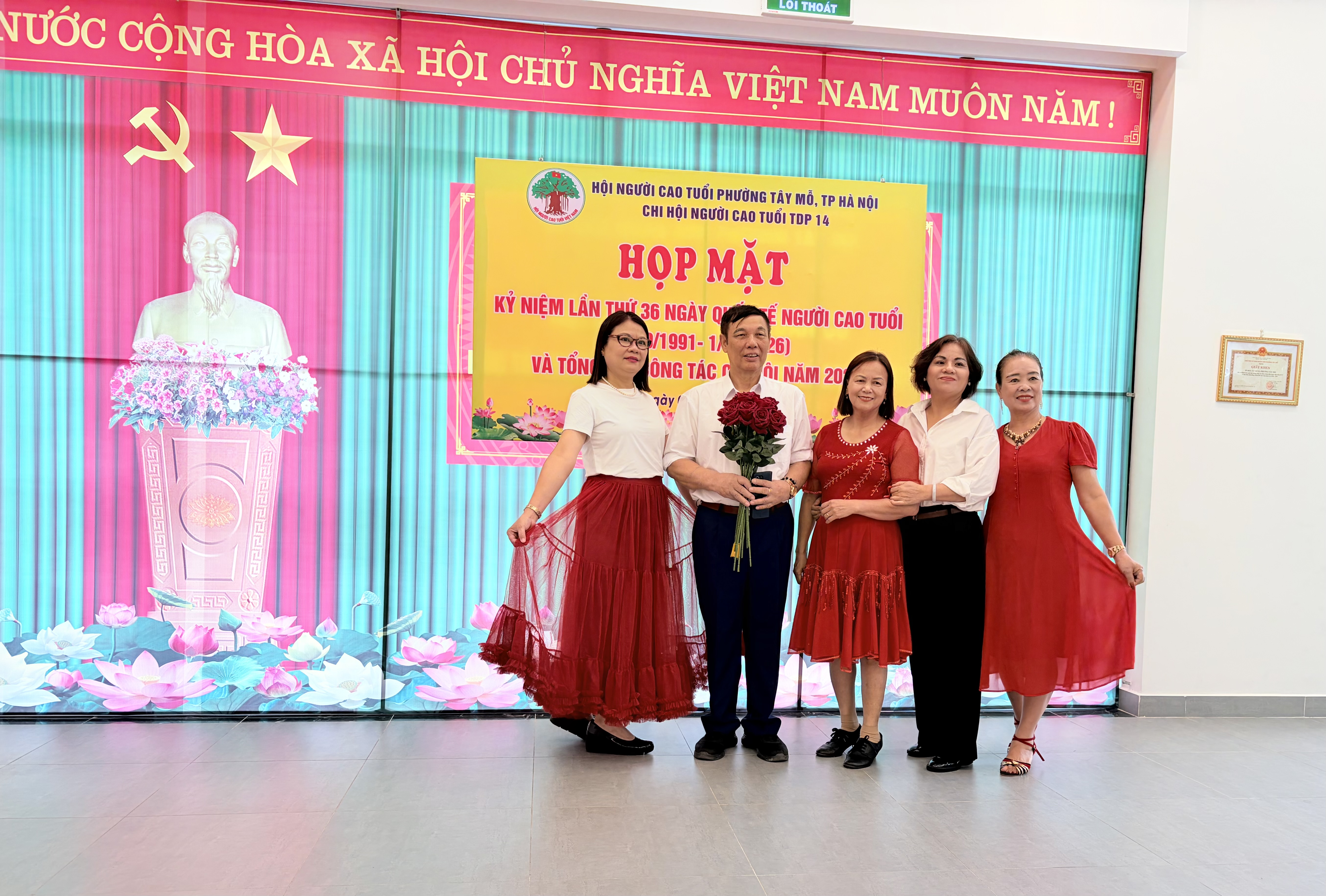 Trưởng ban CTMT chụp ảnh tại ngày họp mặt