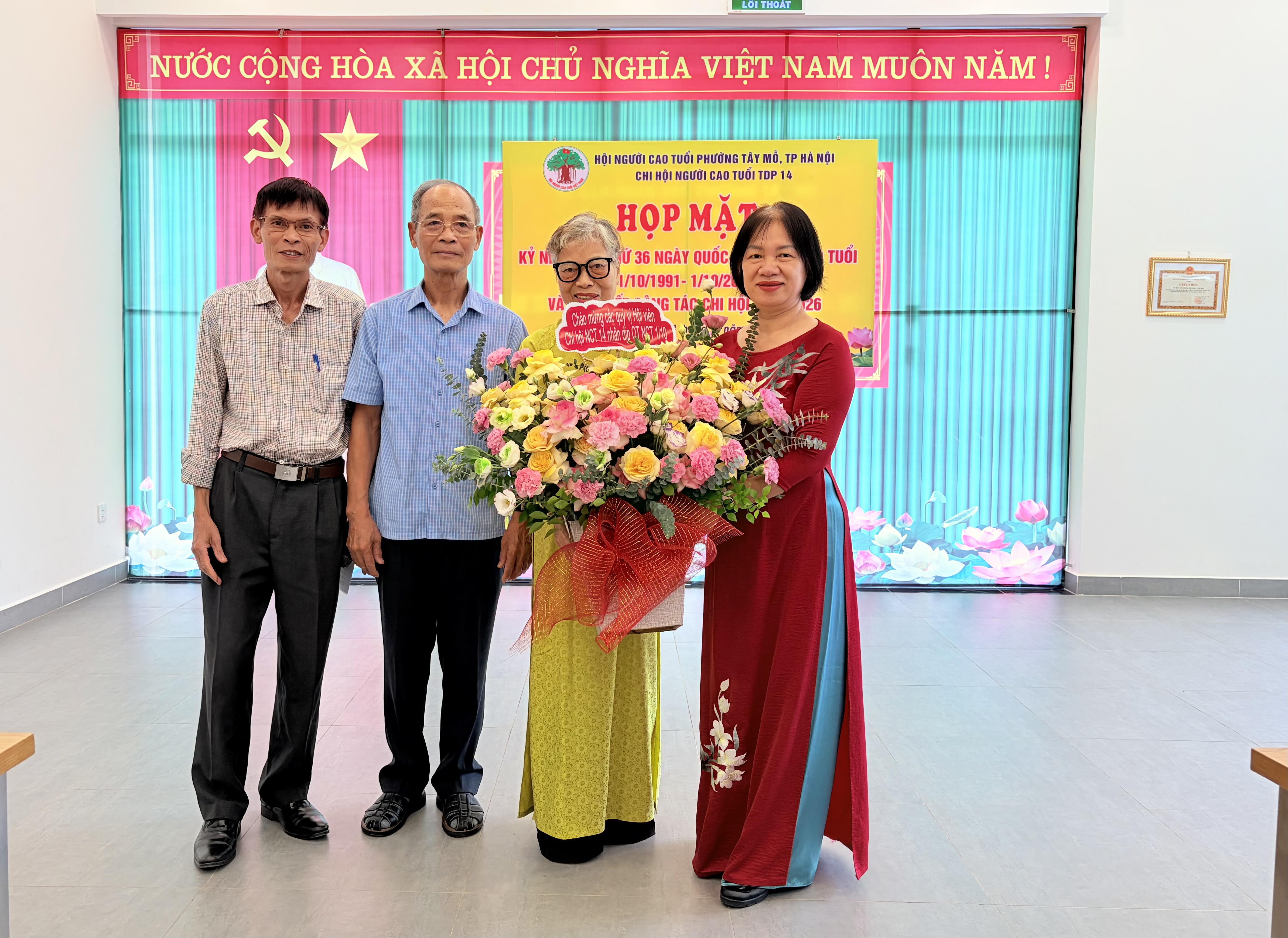 Chi hội trưởng nhận hoa chúc mừng