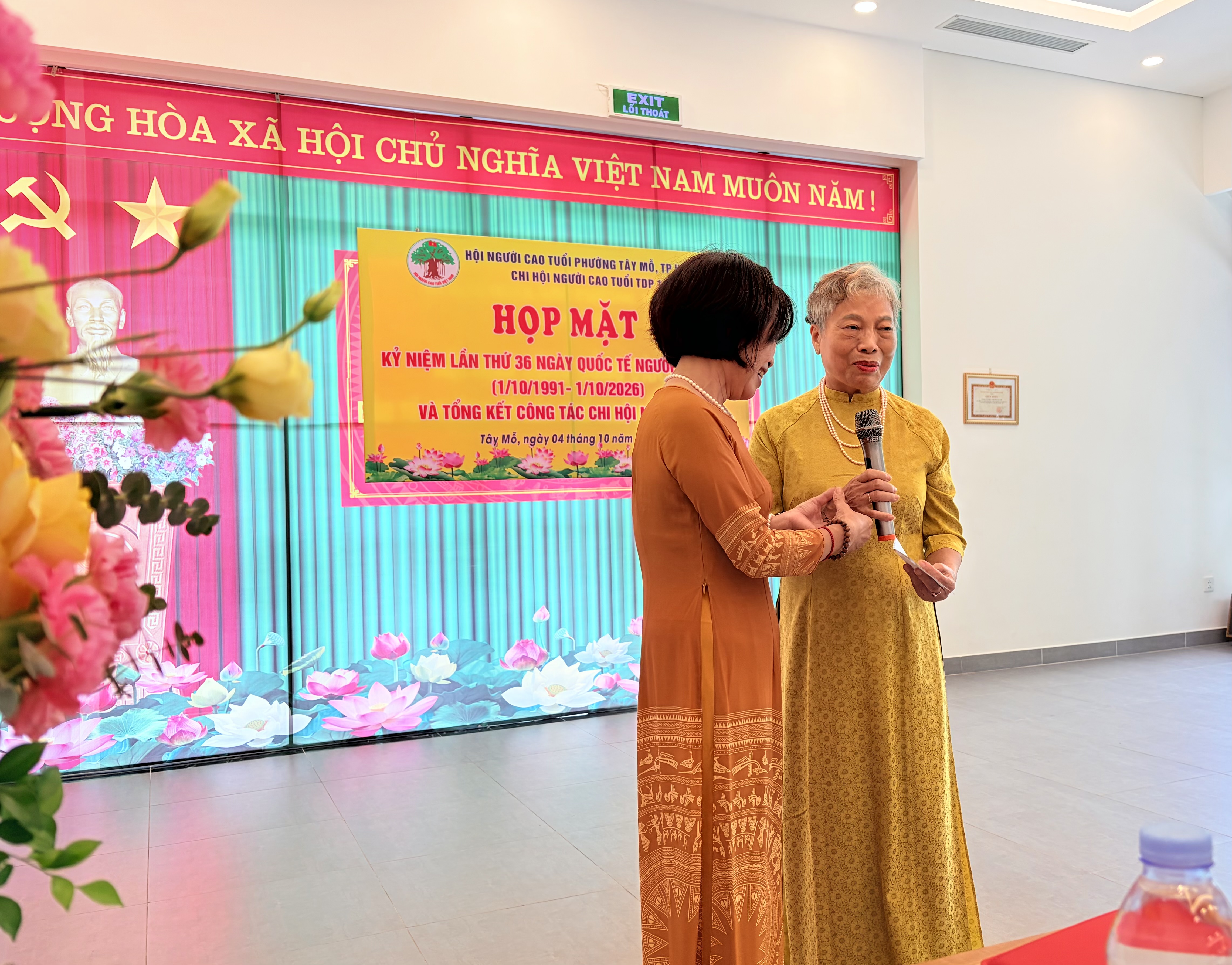 Bà Phạm Thị Vân Anh - Bí thư chi bộ, phát biểu tặng quà chi hội
