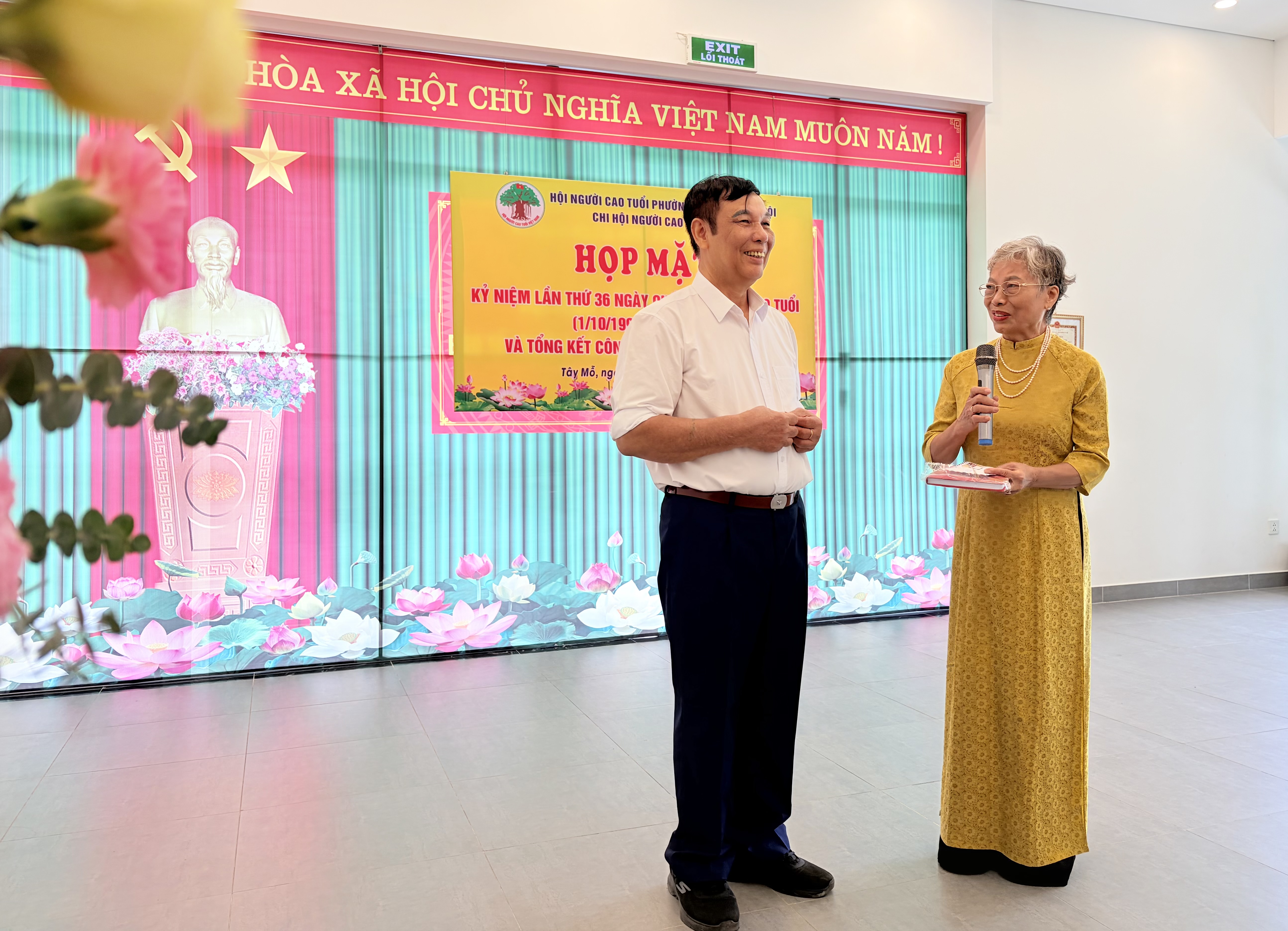Ông Nguyễn Đình Đại - Trưởng ban CTMT, phát biểu và tặng quà chi hội
