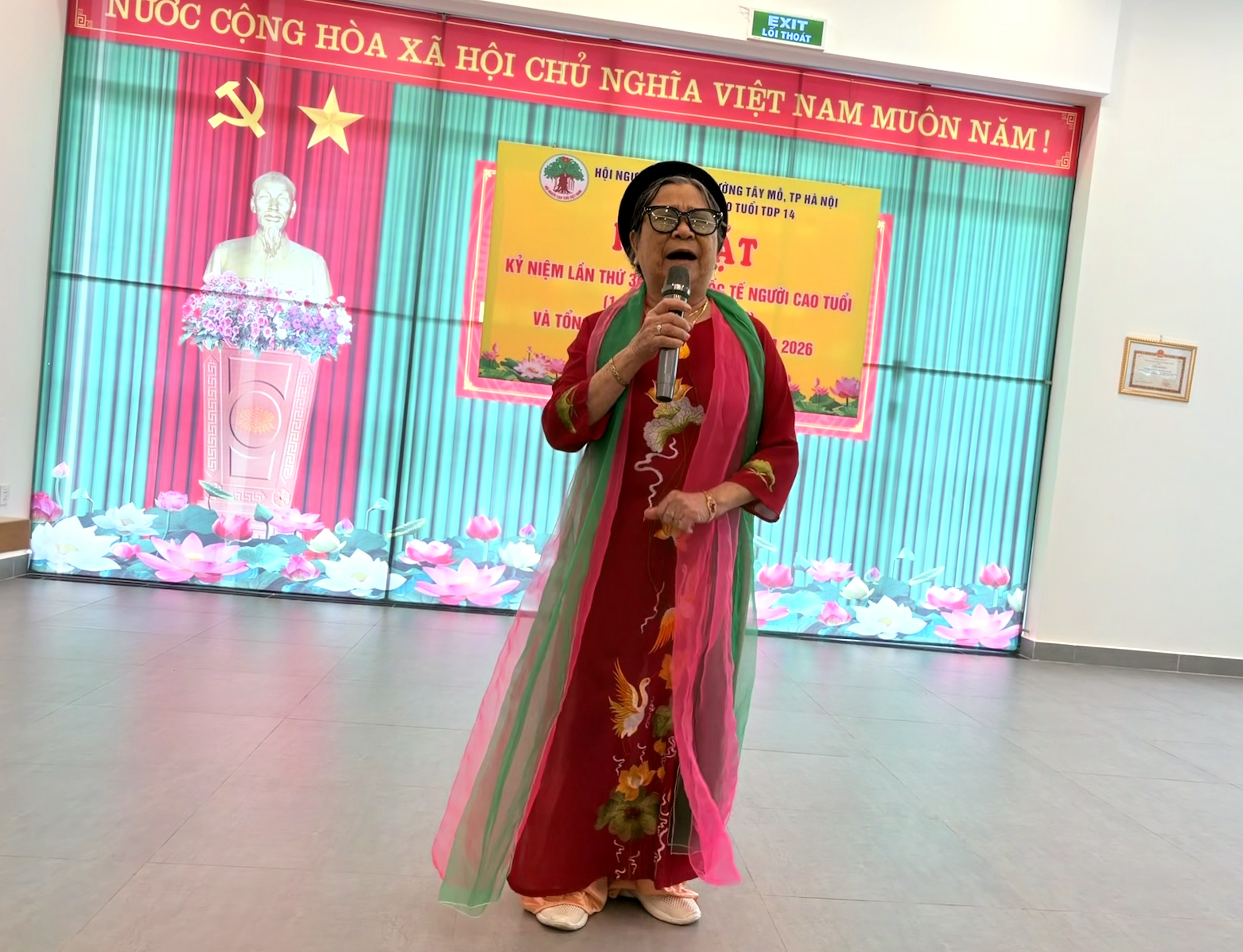Cụ với tiết mục hát chèo