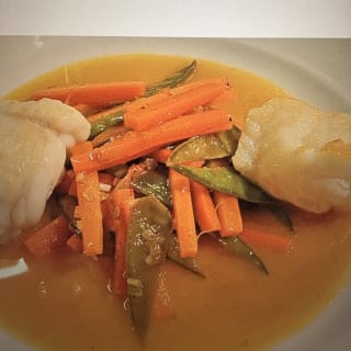 Seeteufel-Filet mit Gemüsejulienne und Safransauce, Foto 1