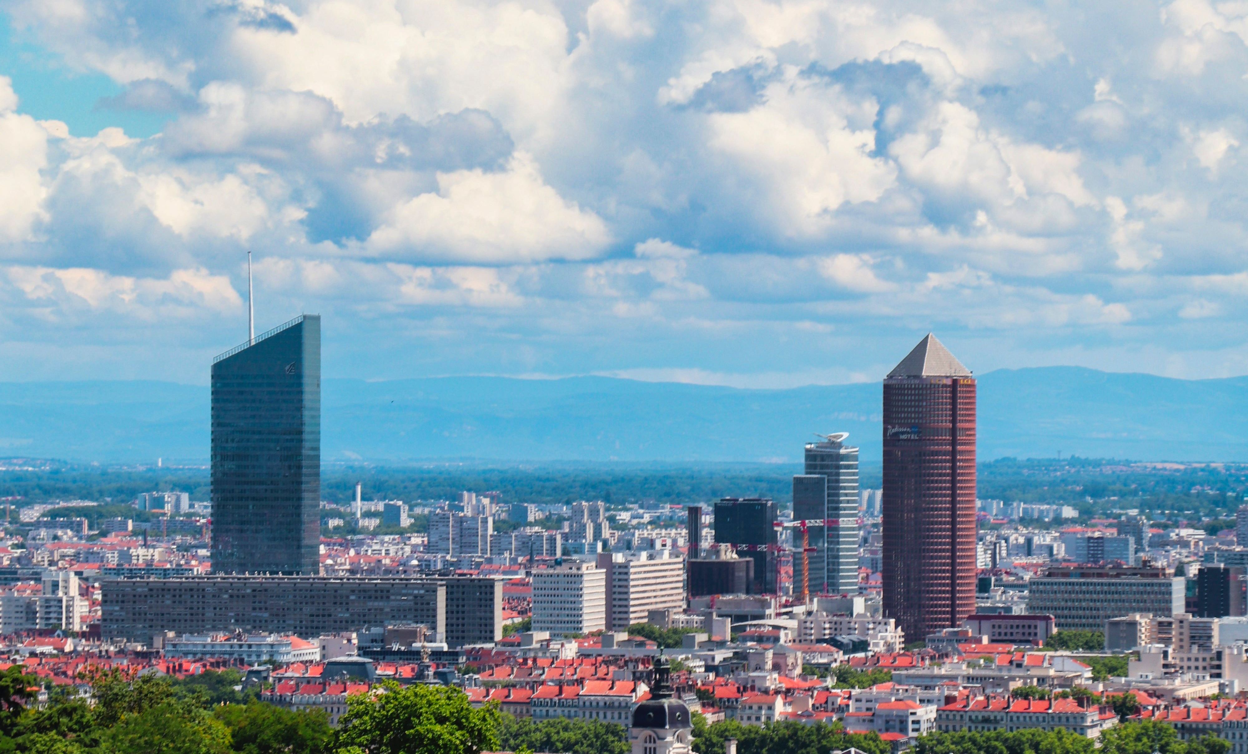 Chauffeured car rental in Lyon Discover the city of Lyon by chauffeured car rental
