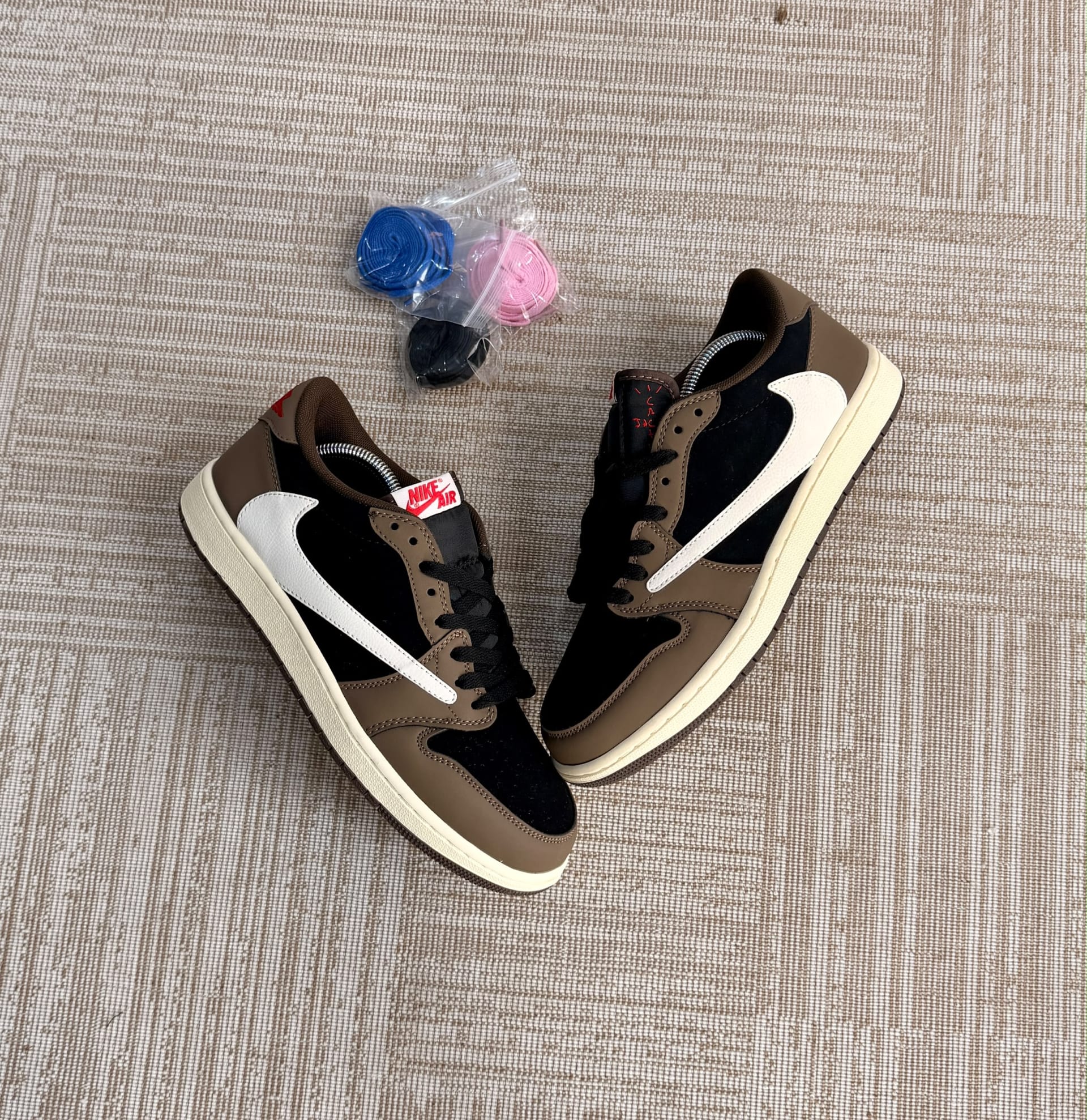 THE TRAVIS SCOTT X AIR JORDAN 1 LOW “DARK MOCHA” — Shoes — Rose Fashion (photo 3)