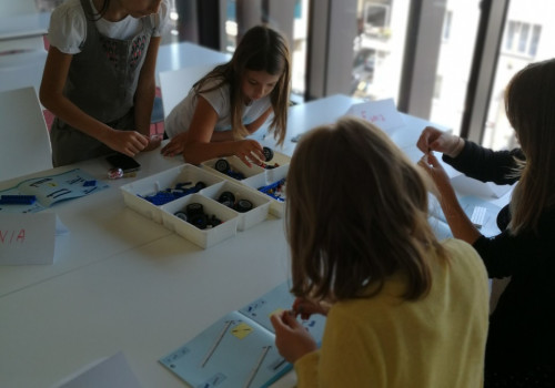 E dan: LEGO Robotics workshop