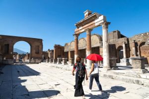 Stories of Pompeii: Small Group tour with archeology expert guide