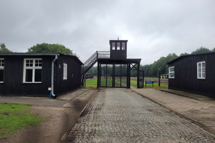 Sztutowo: Zwiedzanie Muzeum Stutthof w j. Polskim   image