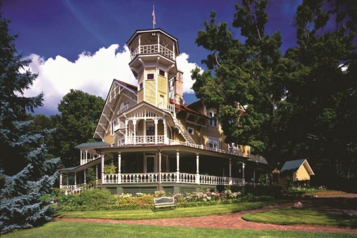 Black Point Estate & Boat Tour - Lake Geneva