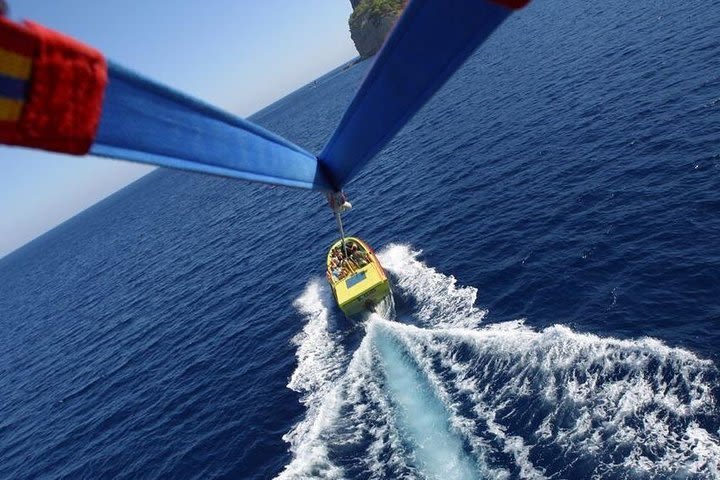 Parasailing in San Andrés image