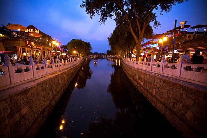 4-hour Hutong Neighborhood Nightlife Tour Plus Dinner and Bar Street image