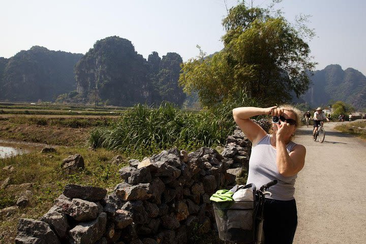 Full day Hoa Lu - Tam Coc sampan boat and countryside biking trip image