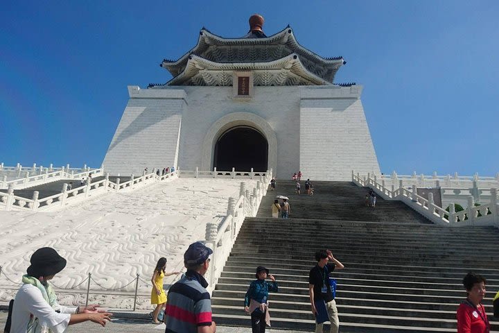 4 Hours Layover Planless Taipei City Tour image