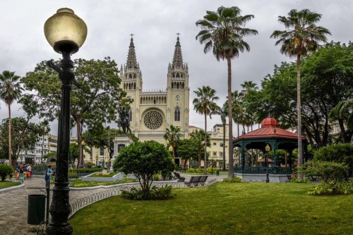 Ecuador Volcanoes & Nariz del Diablo Train Tour image
