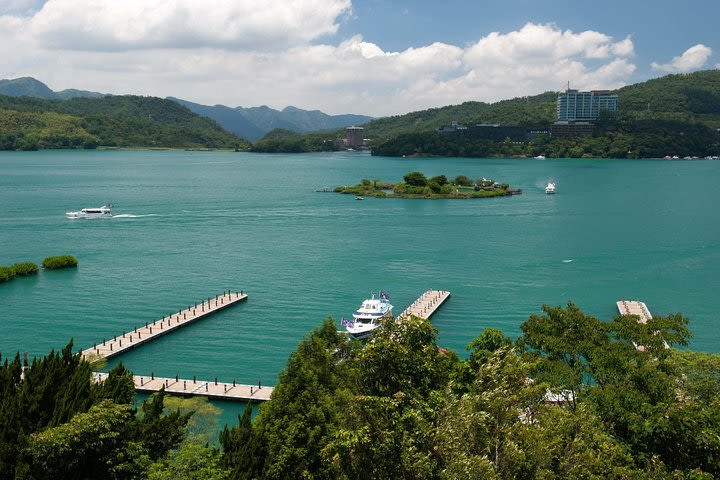 5 Days Taiwan Tour Sun Moon Lake Koahsiung Kenting and Hualien by bus & train image