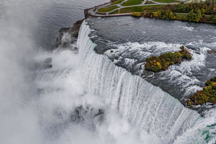 Niagara Falls Bus & Boat Tour with Maple and Chocolate Tastings image