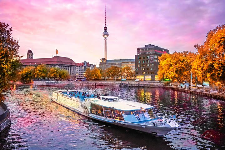 Berlin 1-Hour Sightseeing Cruise with Audioguide image