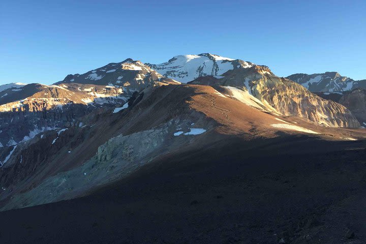 El Pintor - 4000 meters summit close to Santiago - Guided Full Day Hiking Tour image