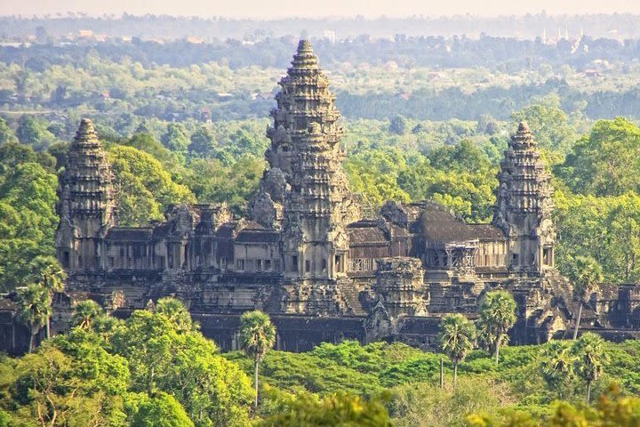 2-Day Best of Angkor Wat and Tonle Sap Lake Tour image