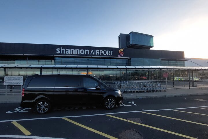 Shannon Airport to Kilkea Castle Hotel to Car Service image
