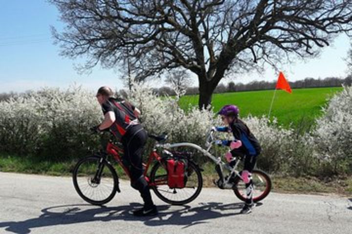 Bike ride to the lake with kite workshop image