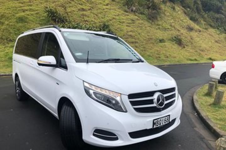 Luxury Airport transfers in Auckland  image