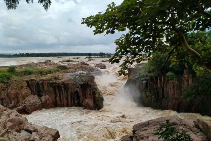 Raneh waterfall near Khajuraho (car) image