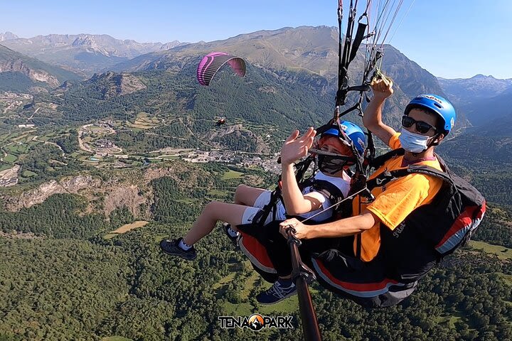 Tandem paraglider in the Pyrenees (Panticosa) + Video of the flight image