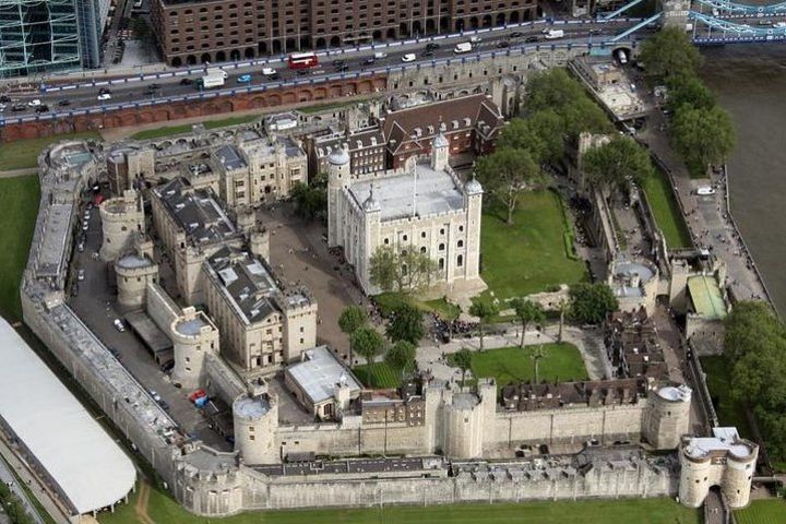 4 Hour Tour Tower Of London and Tate Modern (With Private Guide) image