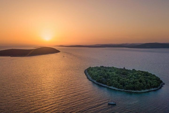 Private Sunset Speedboat Tour in Maslinica, Solta Island image