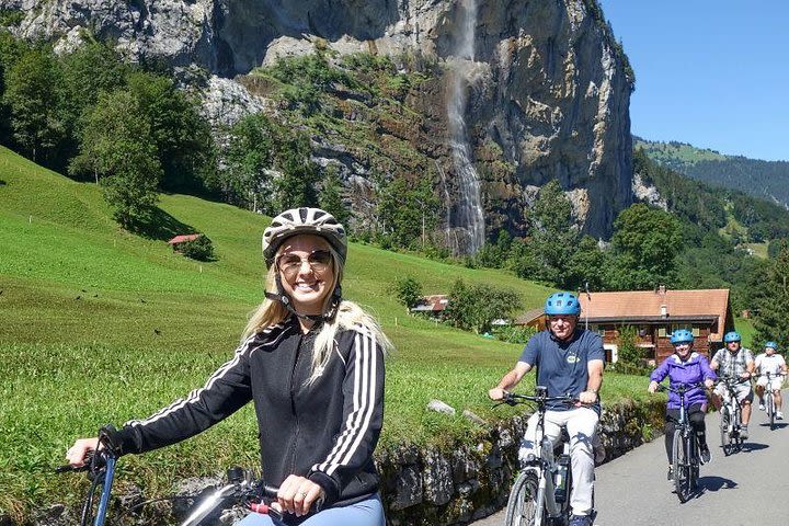 6-Hour Guided e-bike tour to Lauterbrunnen 72 Waterfalls Valley and Swiss Picnic image