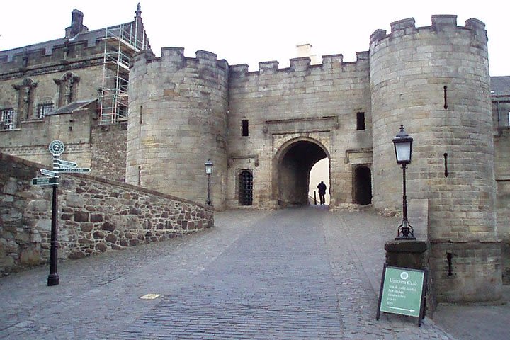 Private Highland Whisky, Stirling Castle and Linlithgow Palace Tour - Edinburgh image